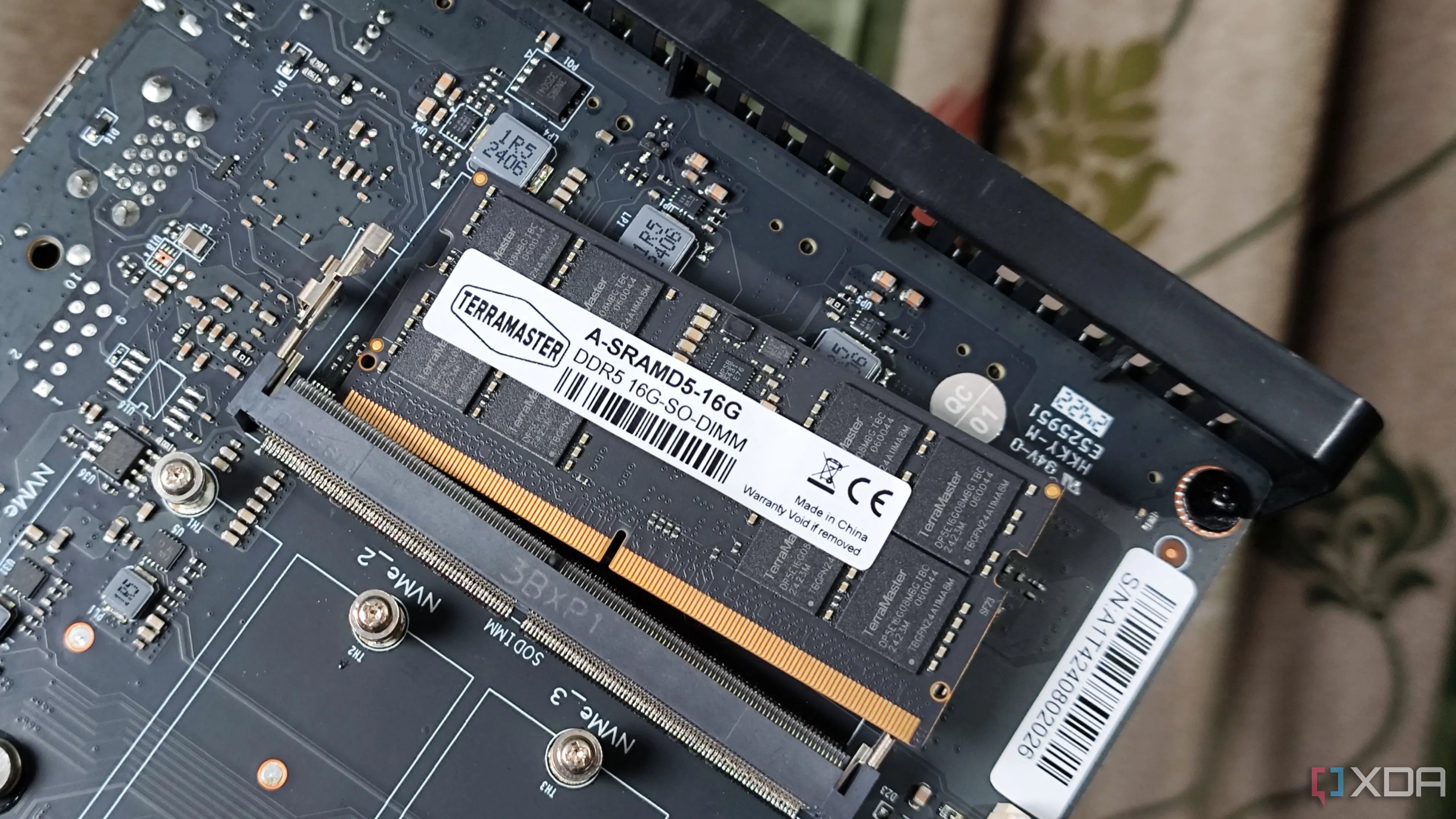Thanh RAM SODIMM bên trong thiết bị NAS TerraMaster F8 SSD Plus, minh họa khả năng nâng cấp