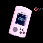 Thẻ nhớ VMU Pro của 8BitMods gắn trên tay cầm Dreamcast hiển thị giao diện chơi game giả lập