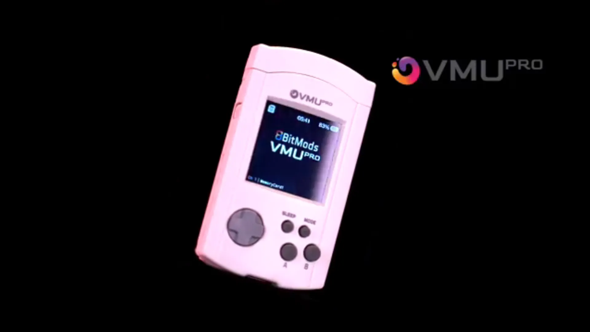 Thẻ nhớ VMU Pro của 8BitMods gắn trên tay cầm Dreamcast hiển thị giao diện chơi game giả lập
