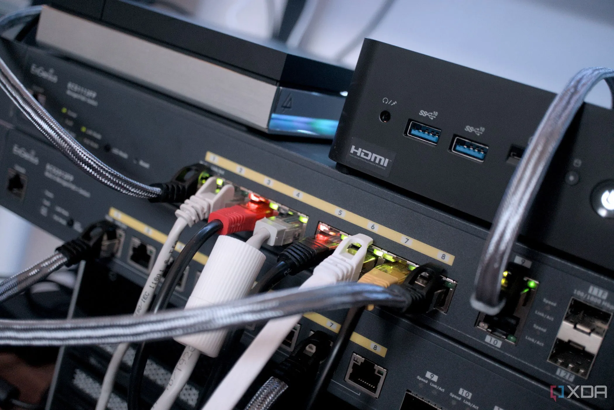 Thiết bị chuyển mạch, NAS và router minh họa hệ thống mạng gia đình