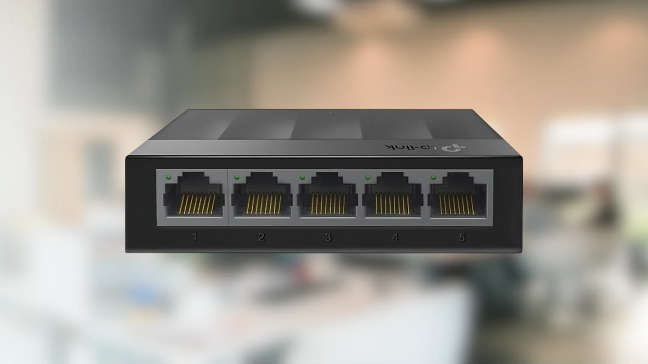 Thiết bị chuyển mạch TP-Link Litewave với đèn báo trạng thái hoạt động và các cổng Ethernet, minh họa khả năng kết nối mạng tốc độ cao