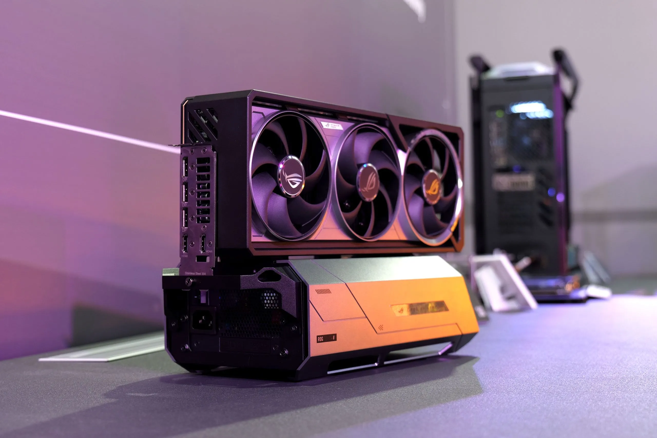 Thiết bị eGPU dock ASUS ROG XG Station 3 cho phép kết nối card đồ họa rời qua Thunderbolt 5
