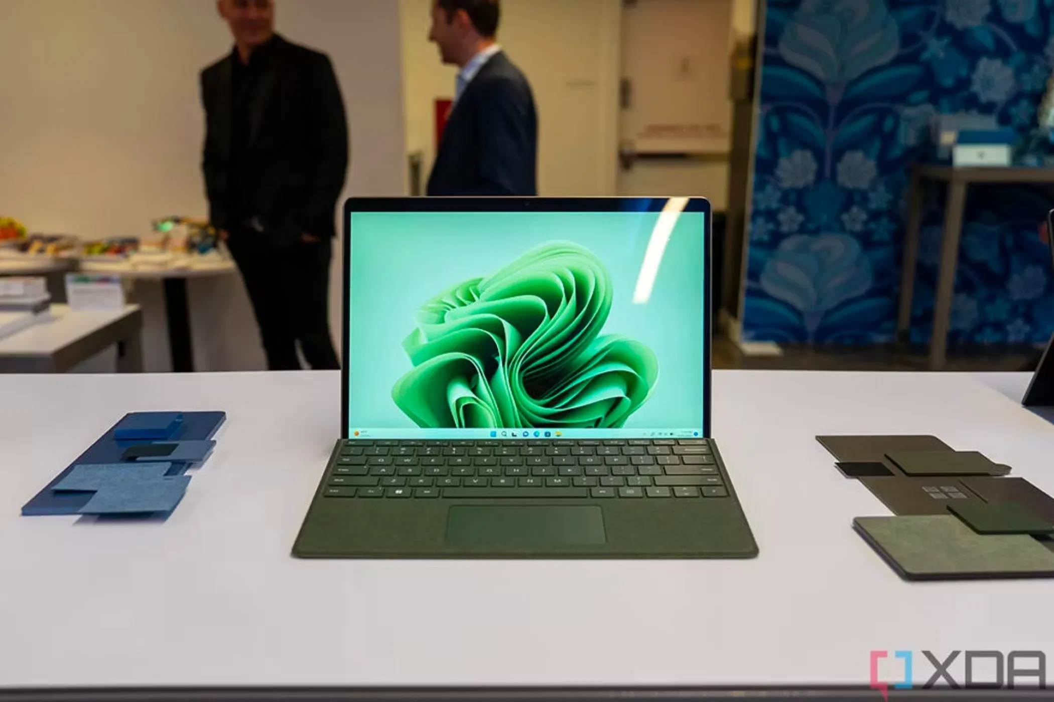 Thiết bị Microsoft Surface Pro màu xanh Forest kết hợp với bàn phím Type Cover, minh họa tính linh hoạt giữa tablet và laptop.