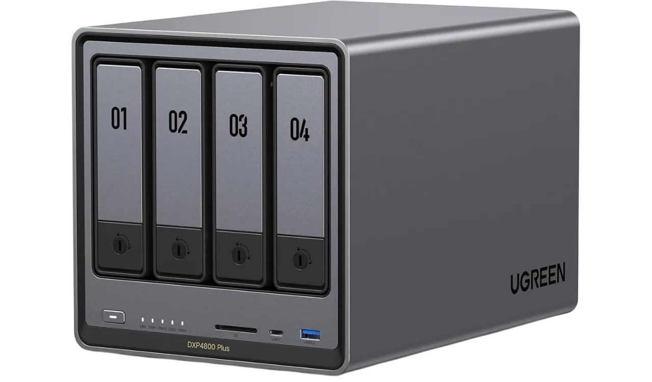 Thiết bị NAS UGREEN NASync DXP4800 với bốn khay ổ cứng