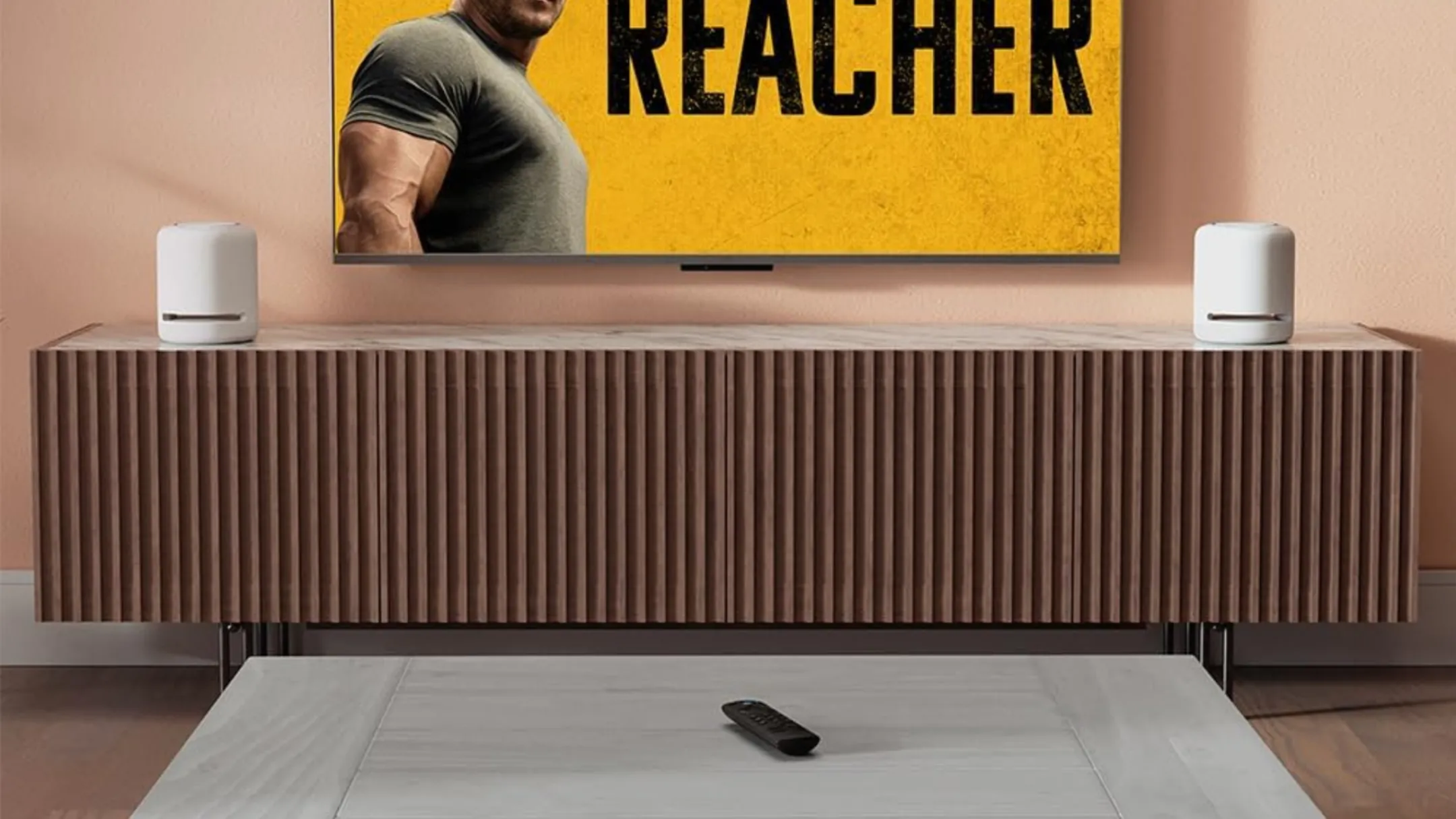 Thiết bị streaming Amazon Fire TV Stick 4K cắm vào TV đang hiển thị nội dung trong phòng khách hiện đại