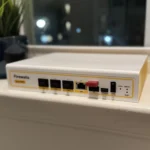 Thiết bị tường lửa phần cứng Firewalla Gold Pro đặt trên bệ cửa sổ