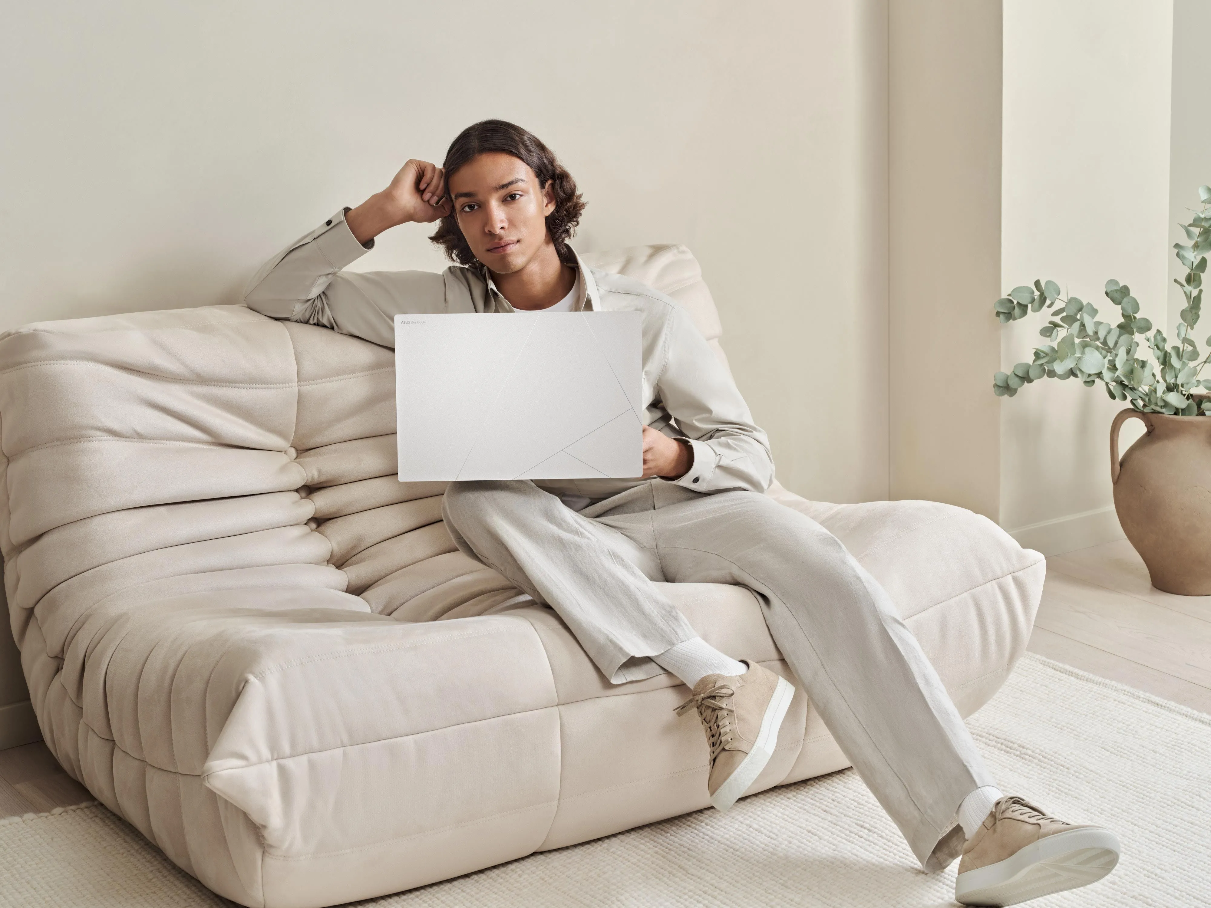 Thiết kế mỏng nhẹ và hiện đại của Asus Zenbook S 16 cho trải nghiệm di động tối ưu