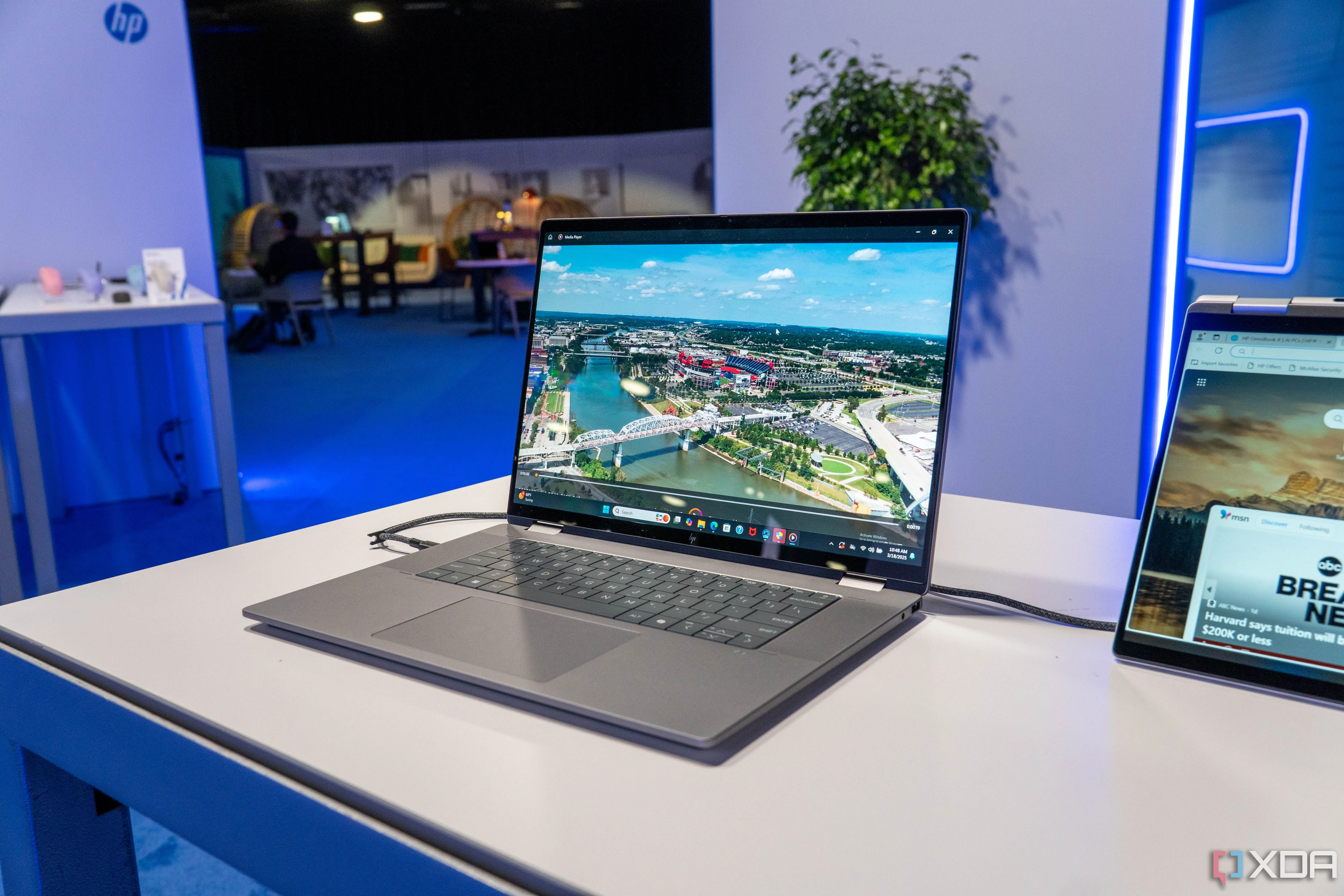 Thiết kế mỏng nhẹ và tinh tế của laptop HP OmniBook X Copilot PC