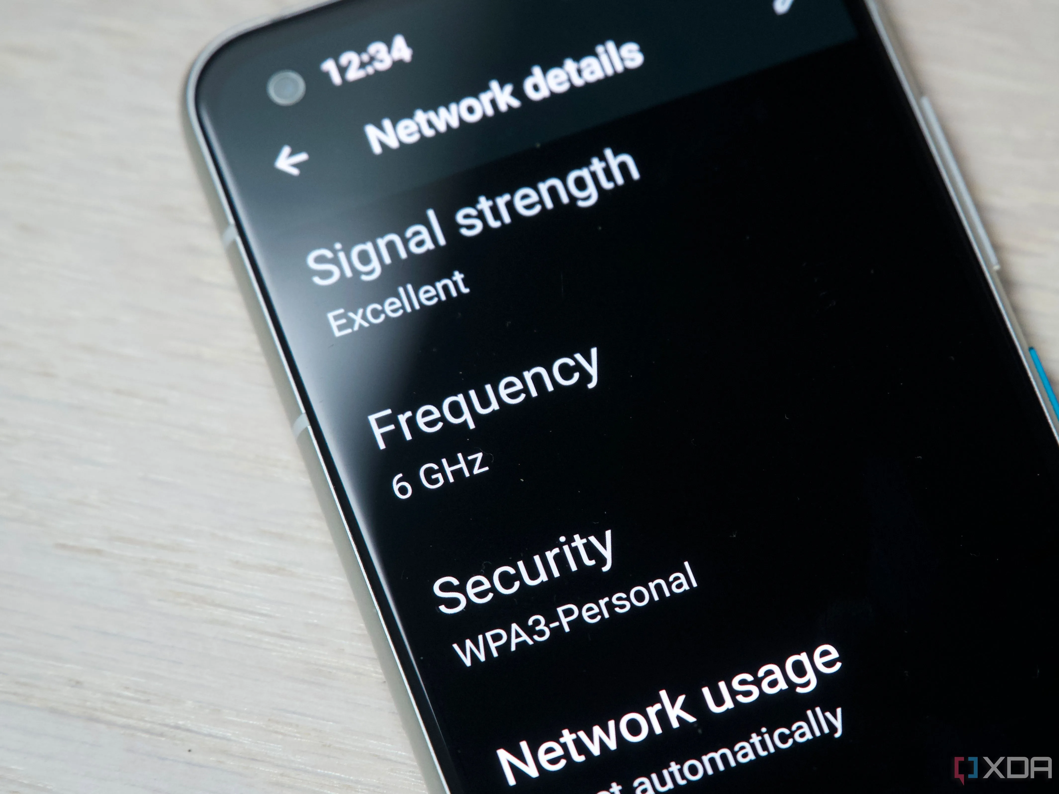 Thông tin kết nối Wi-Fi 6E (6GHz) trên điện thoại Asus Zenfone 8, minh họa băng tần tốc độ cao.