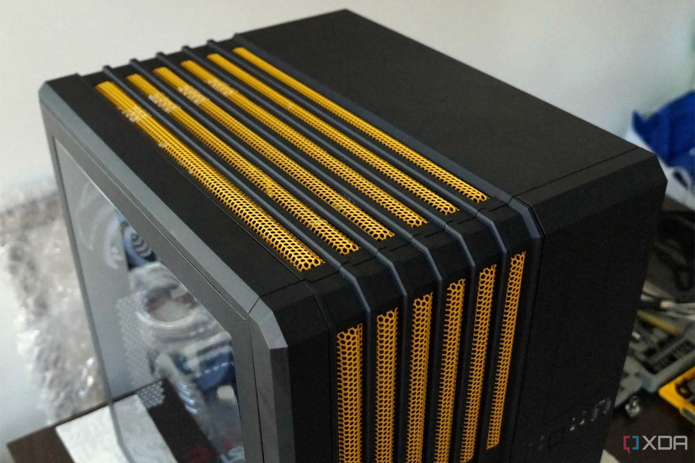 Thùng máy tính Corsair Air 540 với màu sơn vàng rực rỡ sau khi được tùy biến