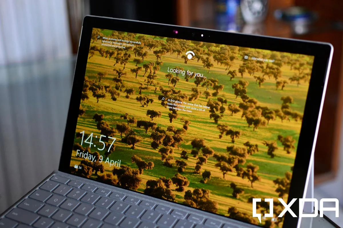 Tính năng nhận diện khuôn mặt của Windows Hello trên thiết bị Surface Pro, liên quan đến vấn đề xác thực Windows Hello for Business và khóa công khai.