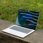 Tổng quan thiết kế tinh tế của laptop HP OmniBook 5 với màn hình hiển thị sống động