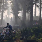 Trevor đang lái xe mô tô địa hình trong khu rừng Los Santos, minh họa đồ họa được nâng cấp của GTA 5 PC