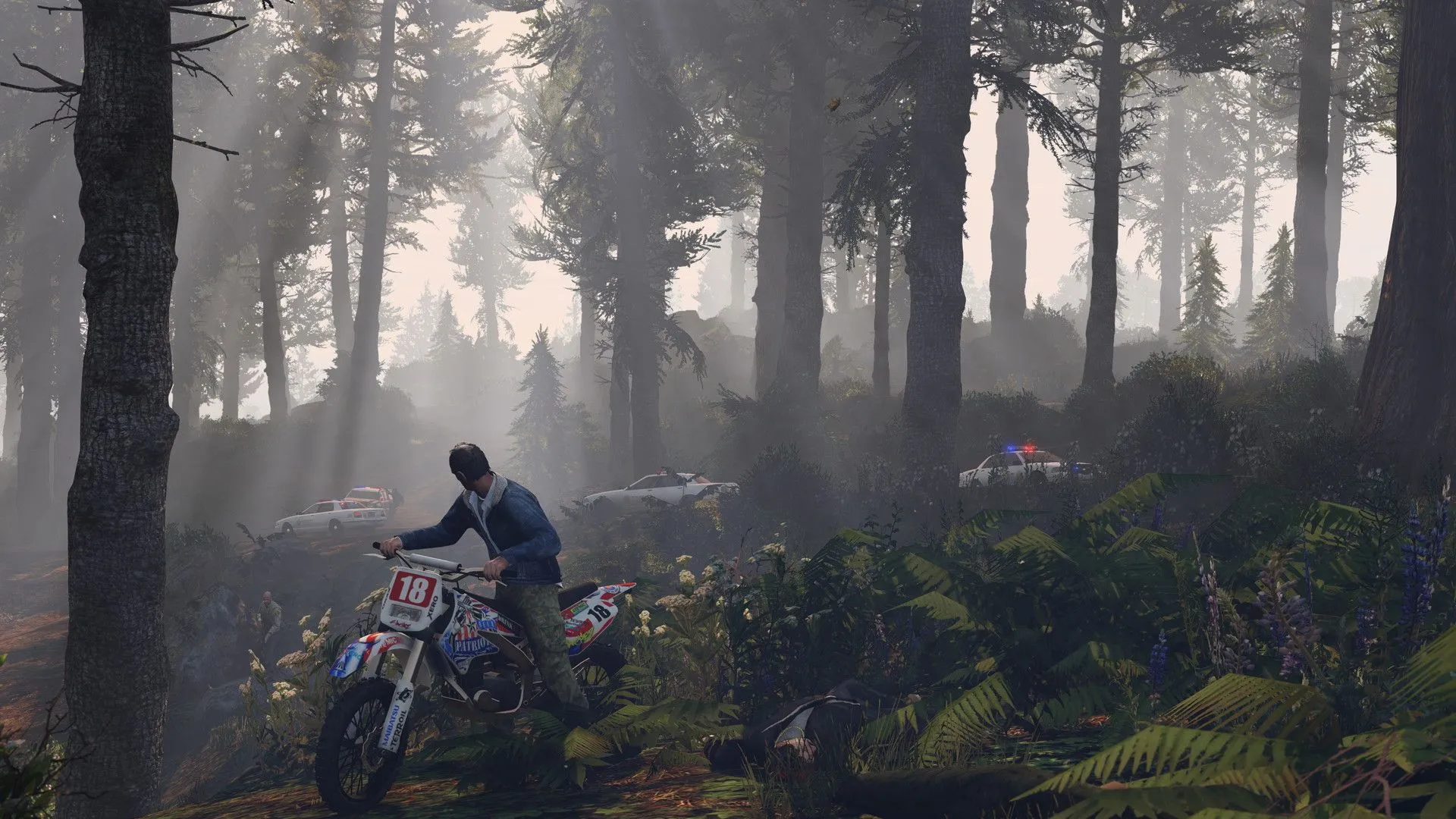 Trevor đang lái xe mô tô địa hình trong khu rừng Los Santos, minh họa đồ họa được nâng cấp của GTA 5 PC