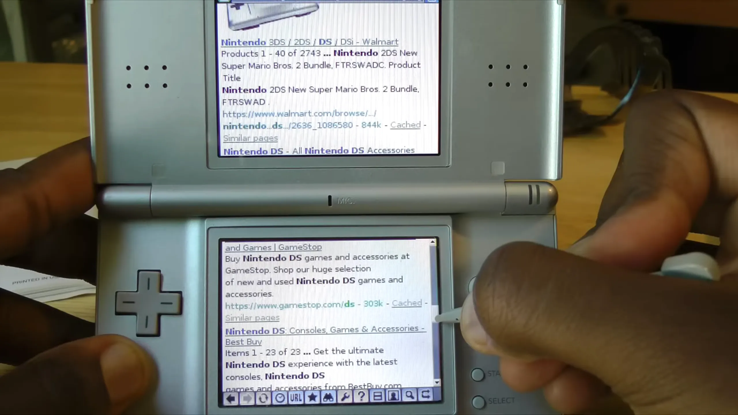 Trình duyệt web trên Nintendo DS hiển thị kết quả tìm kiếm Google, minh họa tính năng độc đáo hai màn hình của máy cầm tay này qua giả lập.