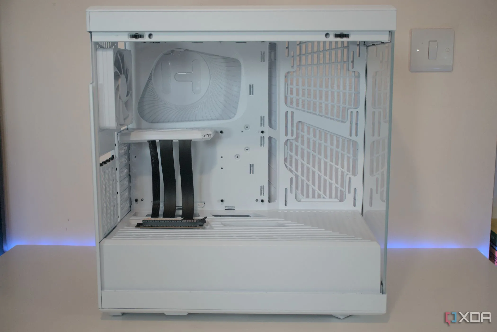Vỏ case PC Hyte Y40 màu trắng nhìn từ bên cạnh