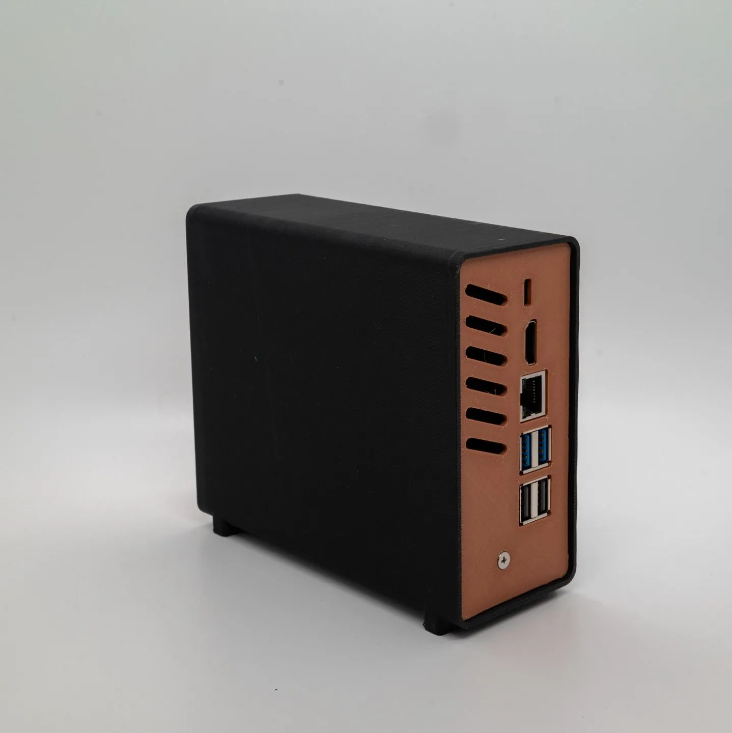 Vỏ case Raspberry Pi 5 in 3D tối giản, lấy cảm hứng từ vân gỗ của Rex Tang