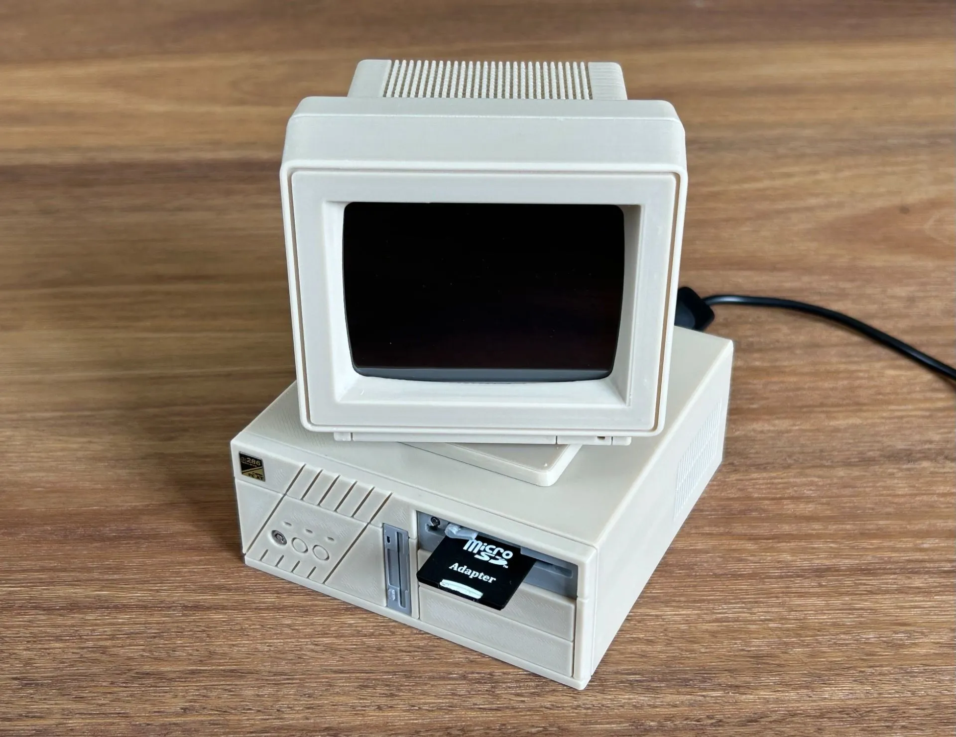 Vỏ case Raspberry Pi hình máy tính để bàn cổ điển màu be, thiết kế bởi fantasticmrdavid