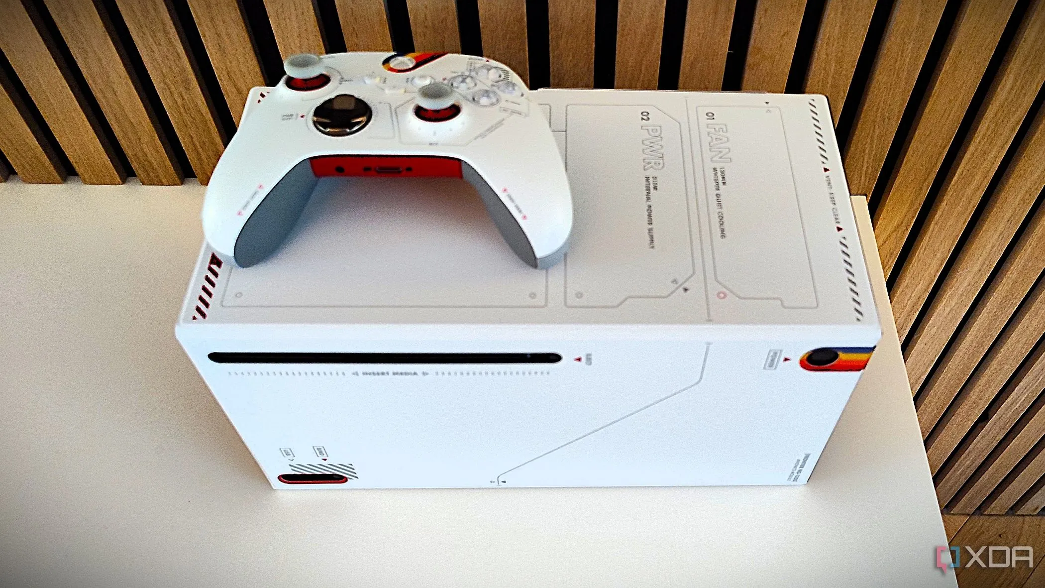 Xbox Series X cùng tay cầm và bộ vỏ Starfield, minh họa cho việc nâng cao tuổi thọ máy chơi game.