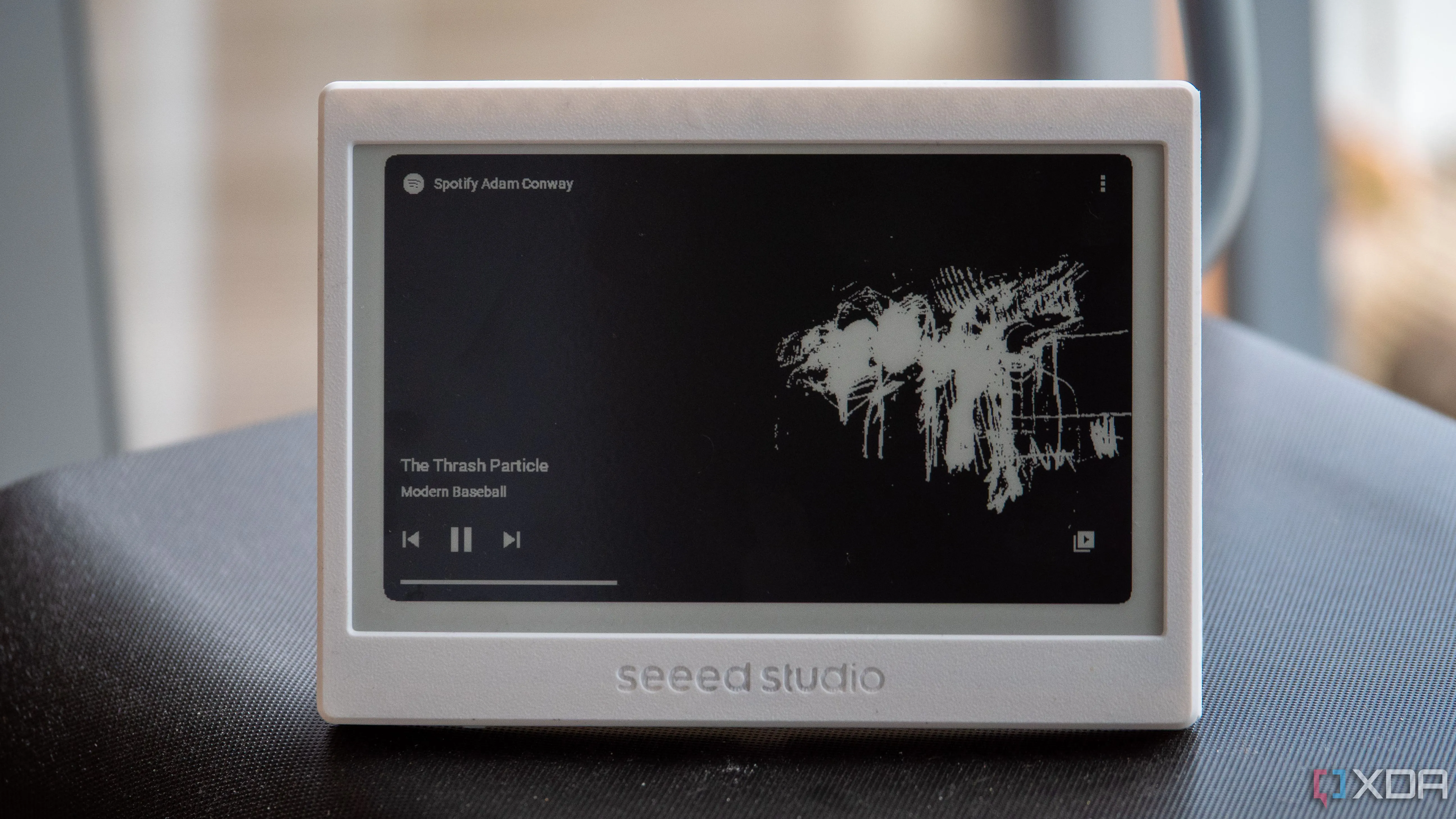 XIAO ePaper Panel đang chạy TRMNL, hiển thị trình phát nhạc Spotify