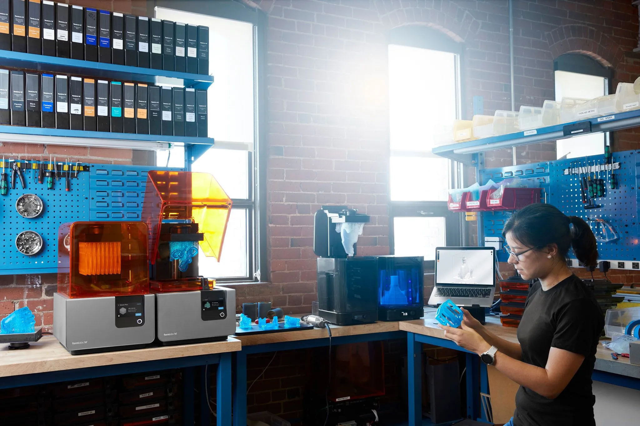 Xưởng in 3D resin chuyên nghiệp với nhiều loại vật liệu nhựa đặc biệt, minh họa tính linh hoạt trong ứng dụng kỹ thuật và công nghiệp.